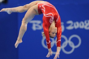 全运会男篮：赵继伟三分再中，辽宁三分球目前26中14，辽宁男篮续约赵继伟